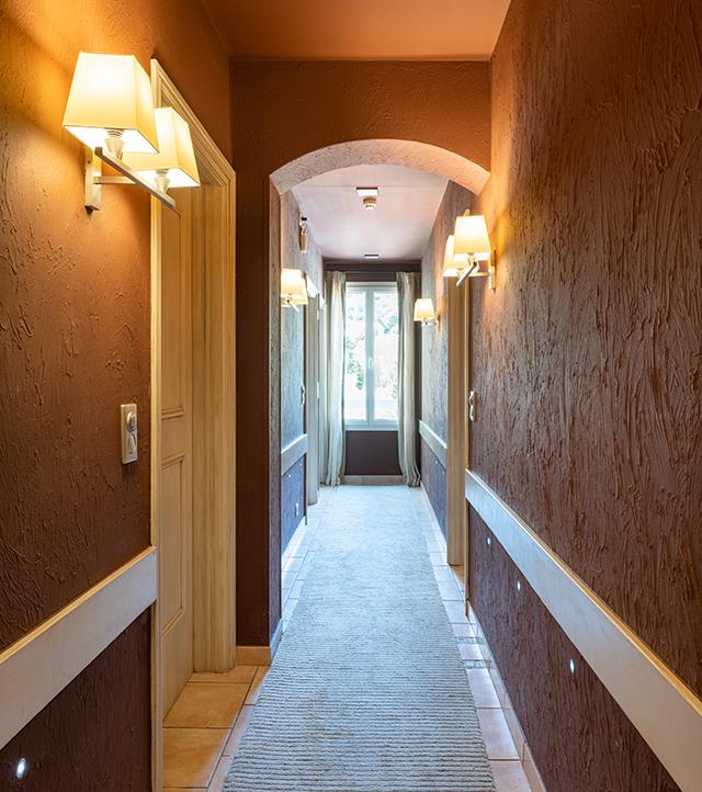 Couloir des chambres de l'hôtel 4 étoiles de la Fossette sur la Côte d'Azur