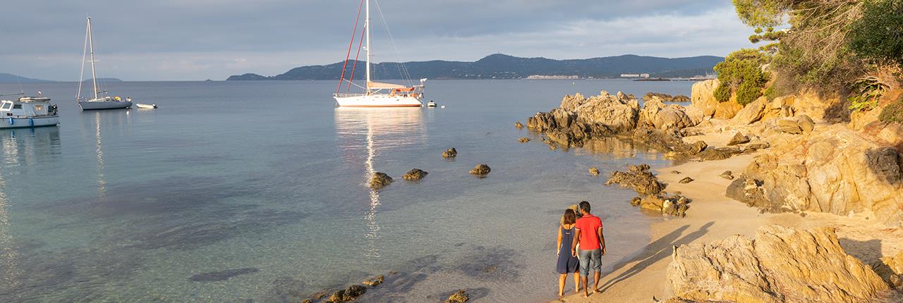 Accesso diretto alla spiaggia dall' Hotel de la Fossette a Le Lavandou.