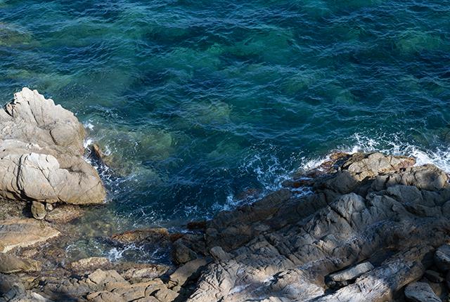 The beach at La Fossette and its turquoise setting