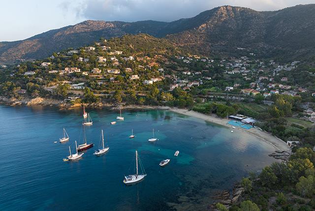 Magnifica vista aerea della spiaggia della Fossette