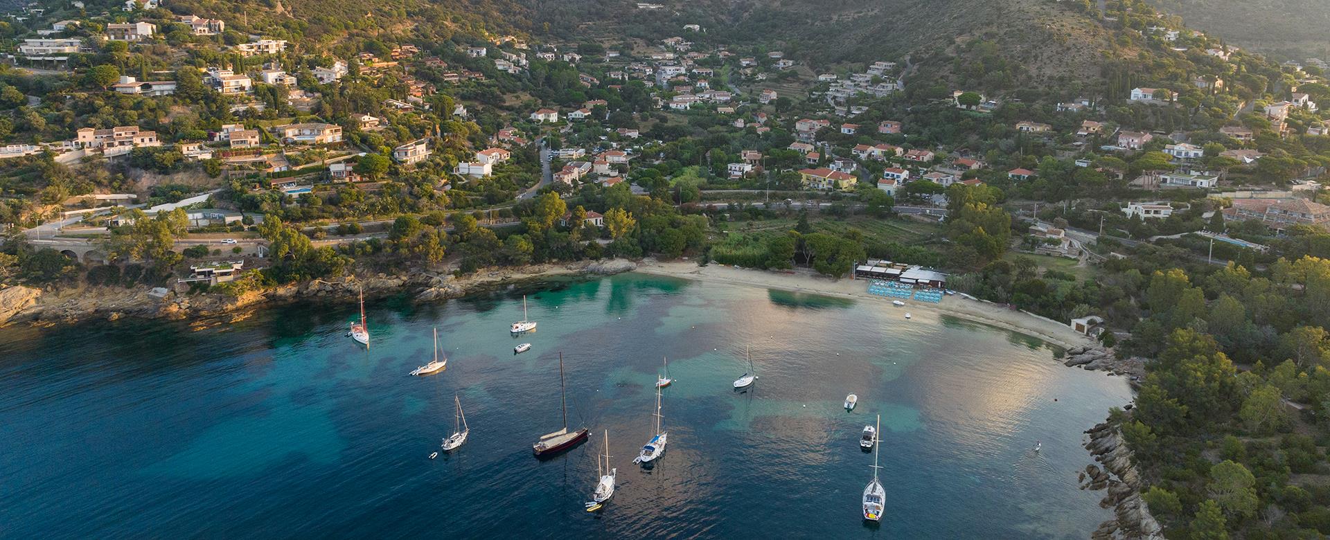 Vista aerea della spiaggia della Fossette