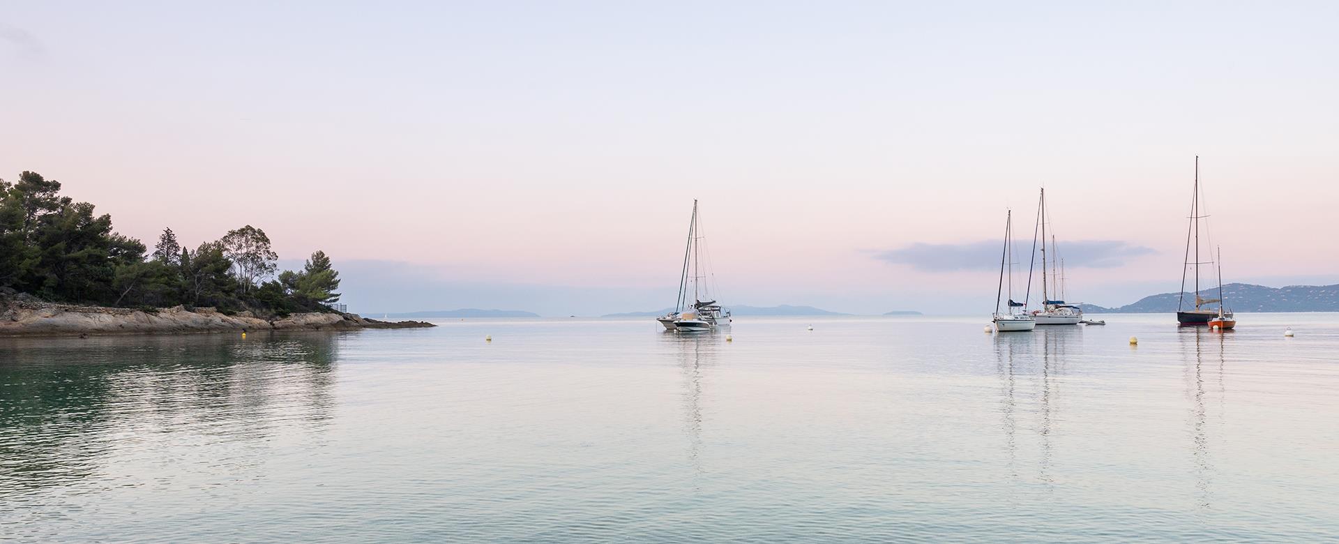 Boote in der Nähe des Strandes von La Fossette