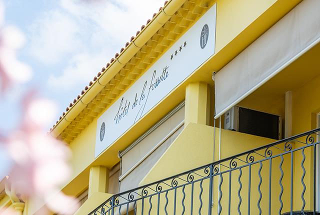 Parking privé proposé à l’hôtel de la Fossette, hôtel bord de la plage de la Fossette