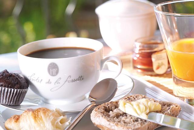 Servizio di ristorazione in camera per la prima colazione o per i vostri spuntini, offerto dall' Hotel de la Fossette a Le Lavandou