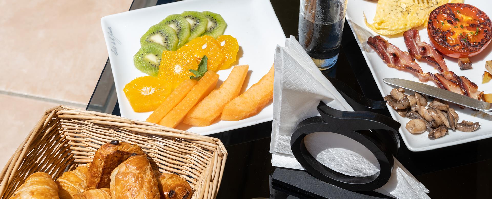 Photo de petit déjeuner en extérieur - hôtel 4 étoiles de la Fossette dans le Lavandou
