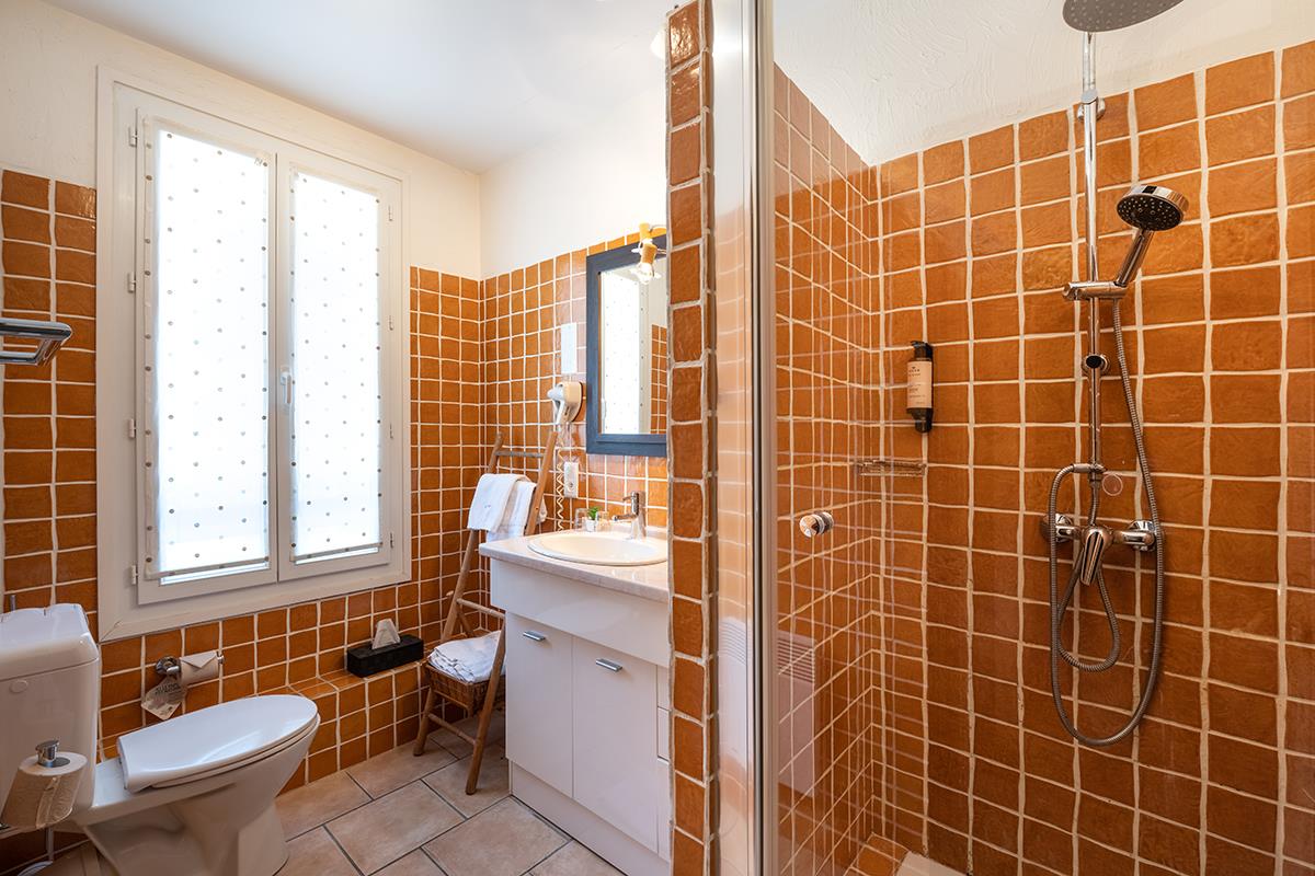 The bathroom of the executive bedroom with hill view