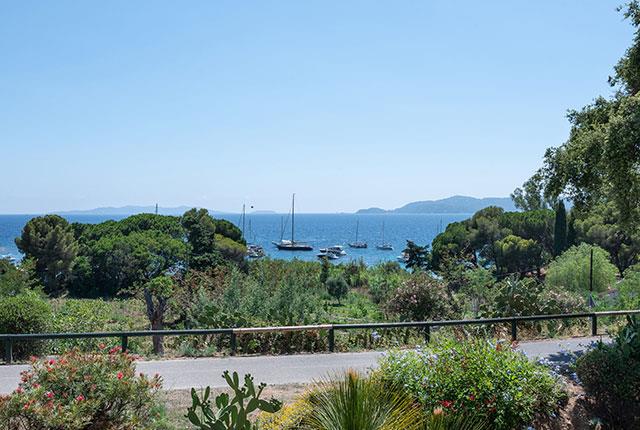 Blick auf das Meer und auf die mediterrane Hügellandschaft