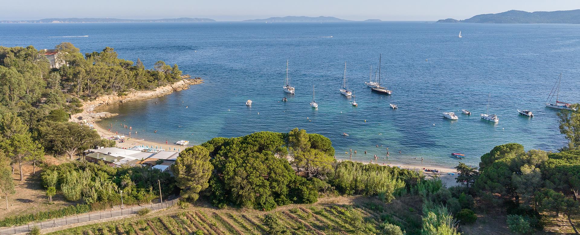 Bedrooms and suites in the 4-star Hotel de la Fossette in the Var with a sea view