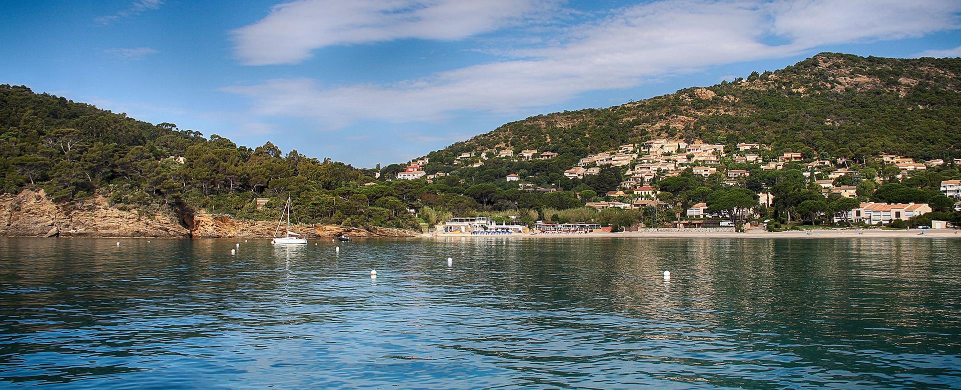 Vista della spiaggia di Pramousquier da un'imbarcazione